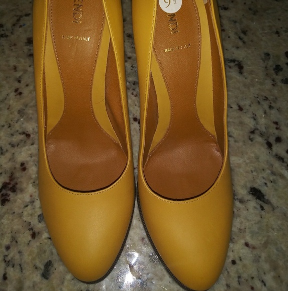 SOLD !!  FENDI Golden/Mustard Heels SZ41 - Picture 4 of 8
